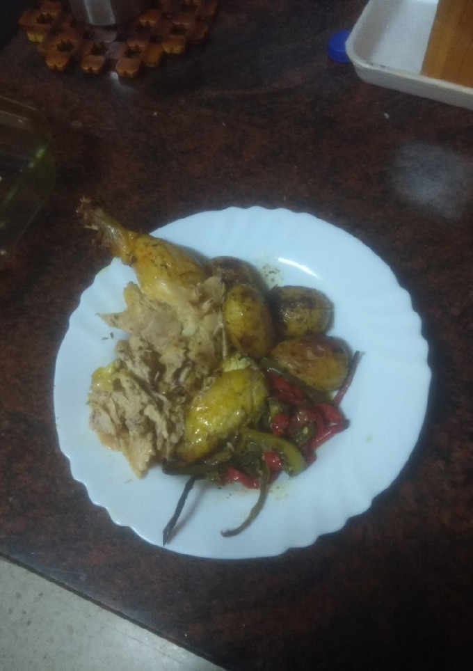 Una foto de Pollo asado casero con guarnición
