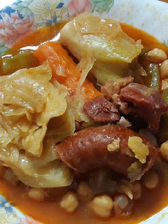 Una foto de Potaje de garbanzos con verduras y chorizo
