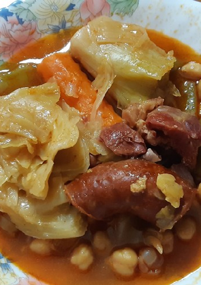 Una foto de Potaje de garbanzos con verduras y chorizo