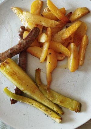 Grillkolbász sült krumplival és cukkinivel recept fotója