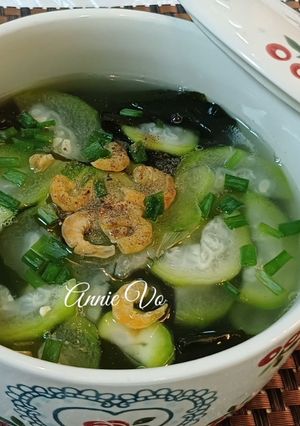 Hình của món Canh bí xanh nấu rong biển tôm khô.