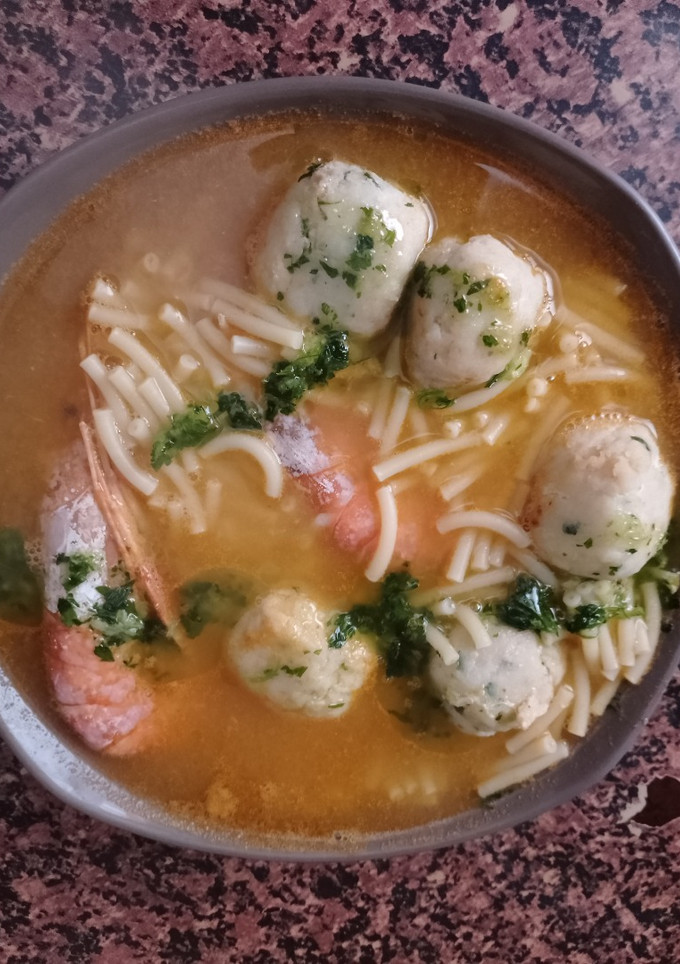 Una foto de Sopa de Albóndigas de Merluza
