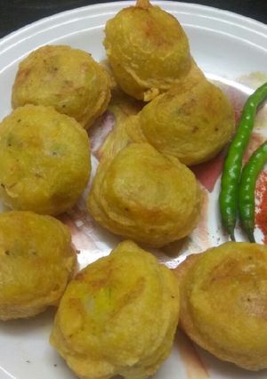 A picture of बटाटा वडा (Batata Vada).