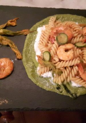 Foto di Fusilli con mazzancolle su vellutata di zucchine e burrata