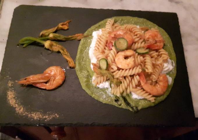 Modo semplice a Fai  Veloce Fusilli con mazzancolle su vellutata di zucchine e burrata