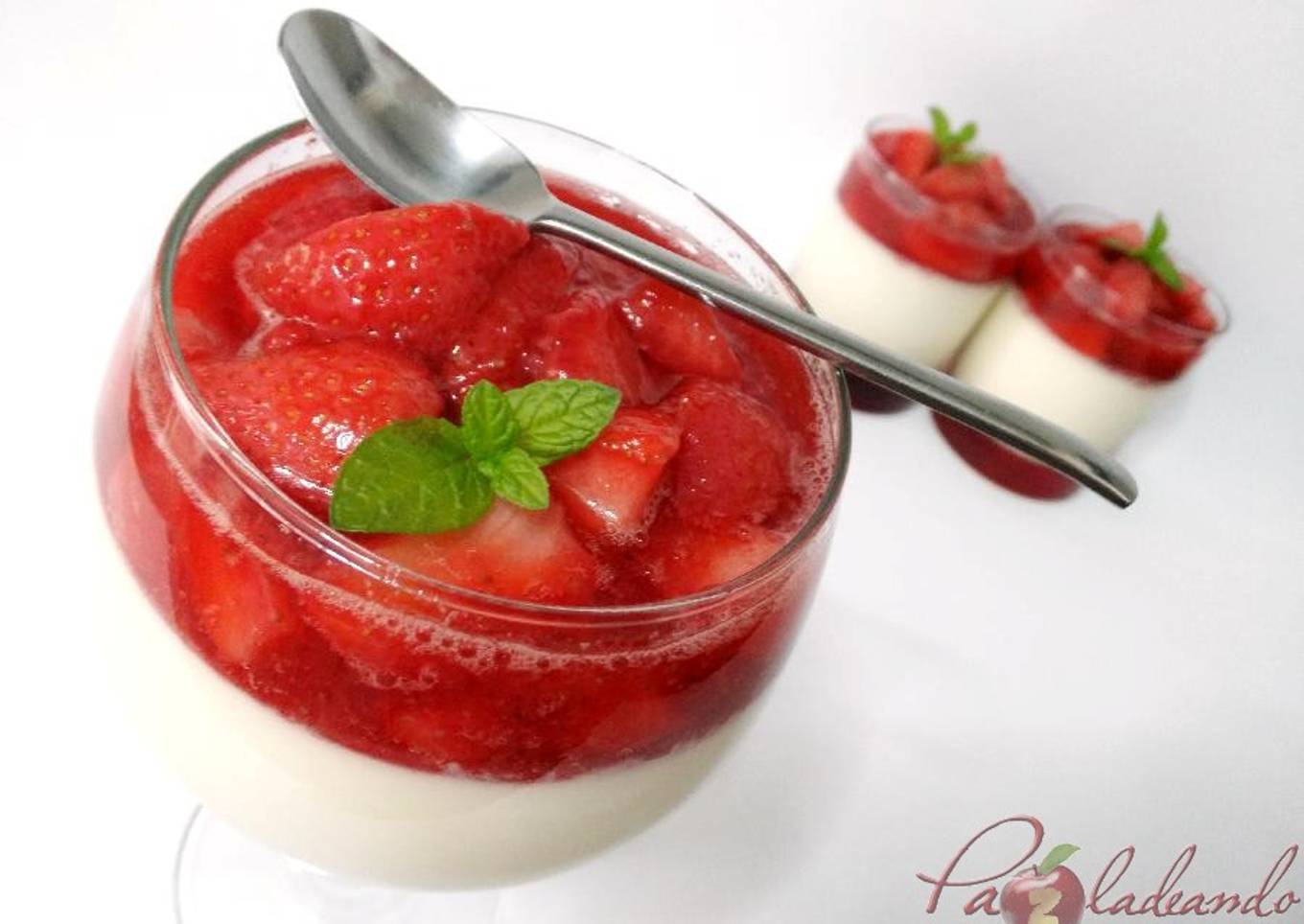 Panacota con salsa de fresas naturales