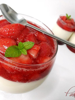 Una foto de Panacota con salsa de fresas naturales