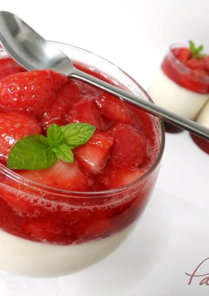 Una foto de Panacota con salsa de fresas naturales