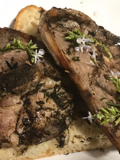 Una foto de Carne en adobo de hierbas, al carbón de leña de algarrobo