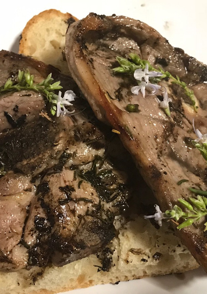 Una foto de Carne en adobo de hierbas, al carbón de leña de algarrobo