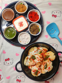 દહીં ભલ્લા સ્ટ્રીટ ફૂડ રેસીપી (Dahi Bhalla Street Food Recipe In Gujarati) રેસીપી મુખ્ય ફોટો