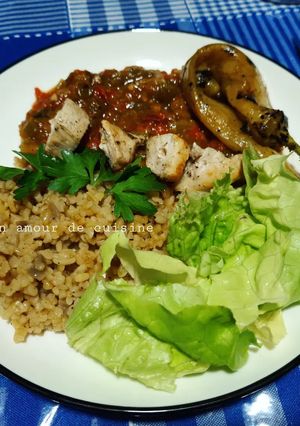 Une photo de Boulgour brochettes de poulet hmiss et salade de laitue 🍴