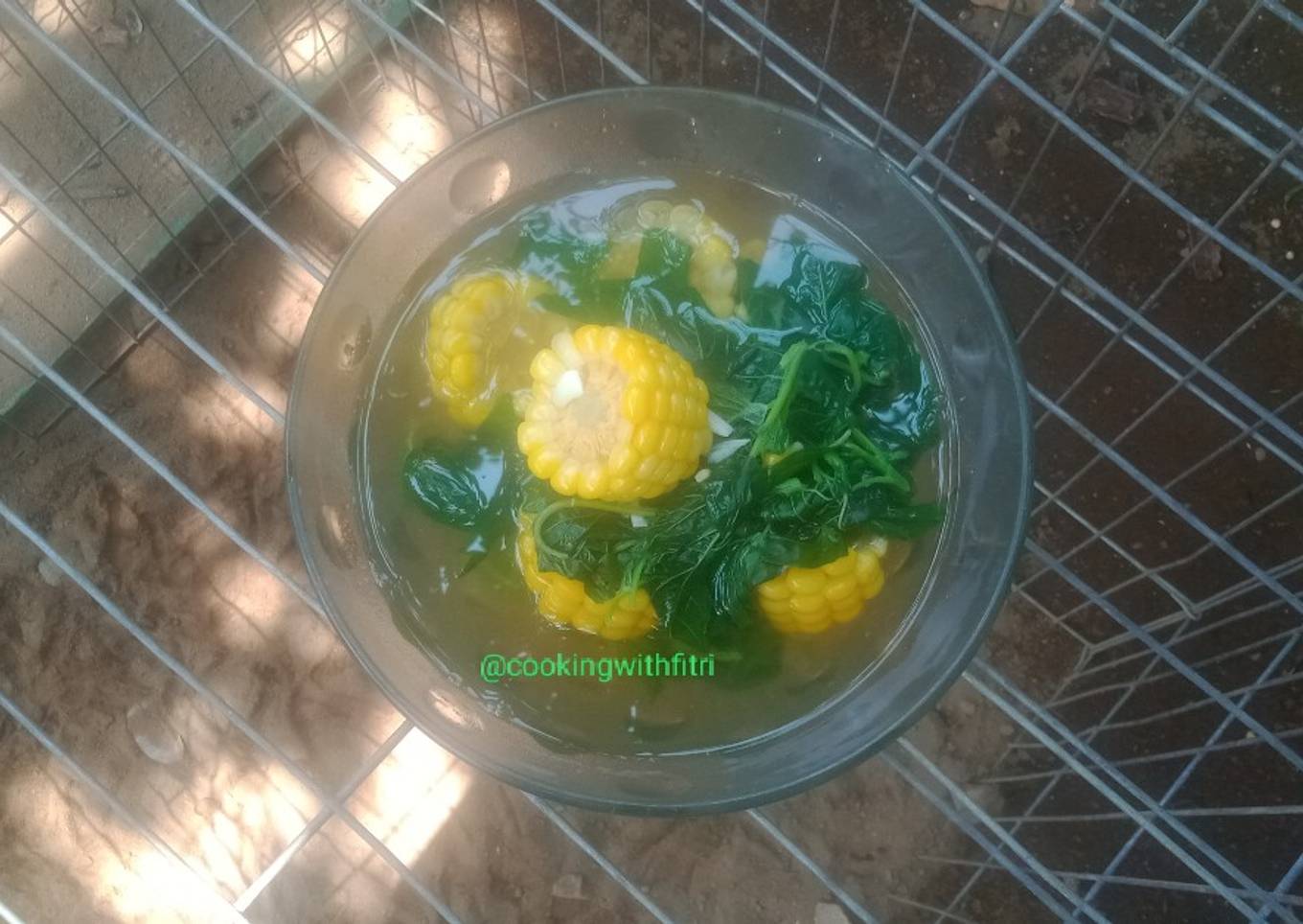 Sayur Bening Bayam dengan Jagung Manis