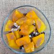 Postrecito tibio de mango y nibs de cacao sobre ricota entera 🥭De invierno con toque tropical 🍹