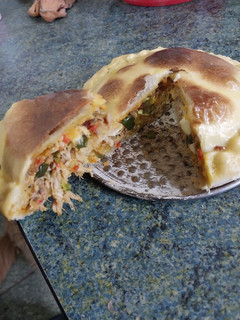 Una foto de Tarta de pollo y verduras con masa casera