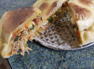 Una foto de Tarta de pollo y verduras con masa casera