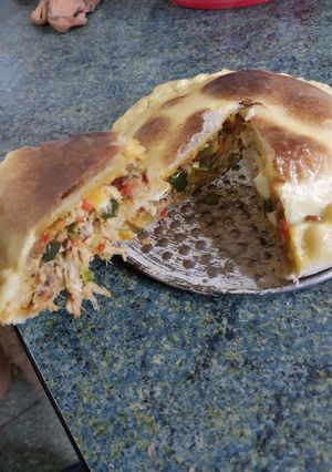 Una foto de Tarta de pollo y verduras con masa casera