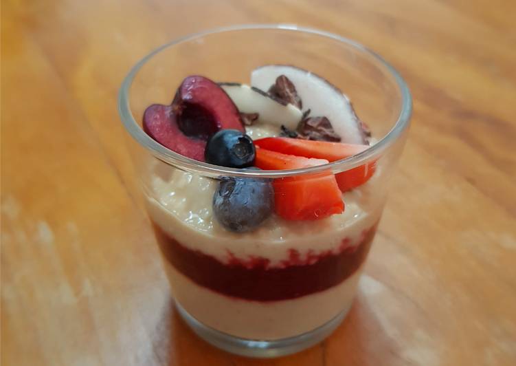 Pudim de coco com frutas vermelhas