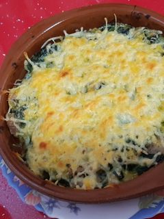 Una foto de Gratinado de pollo con espinacas a la crema