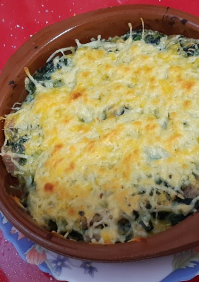 Una foto de Gratinado de pollo con espinacas a la crema