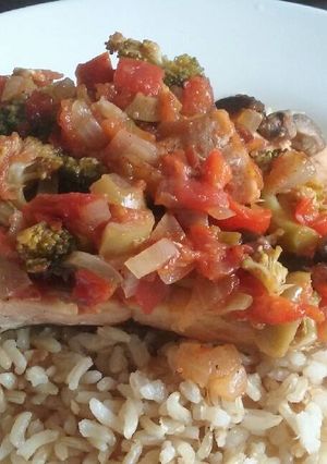 Una foto de Salmón con salsa de vegetales
