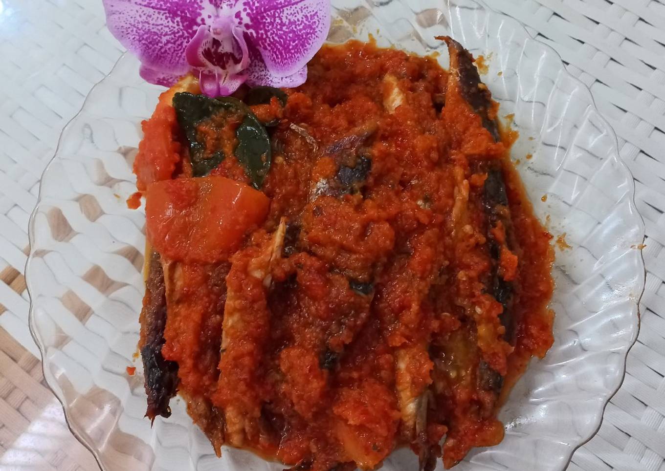 Ikan salem bumbu merah