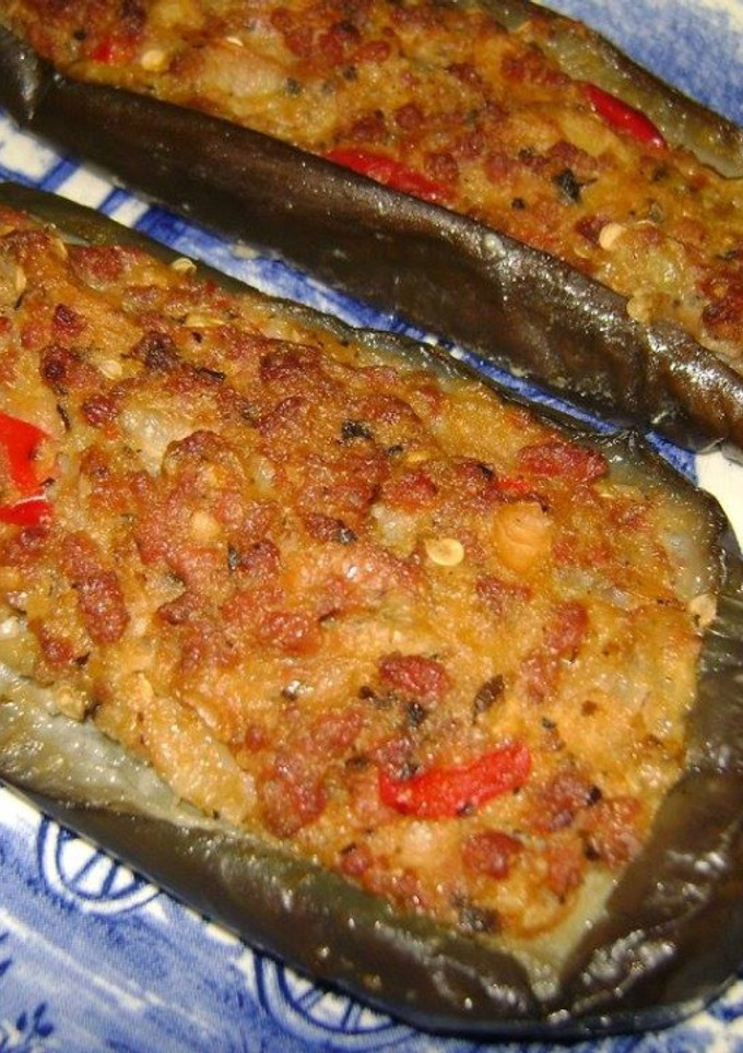 Una foto de Berenjenas rellenas con su propia pulpa al horno