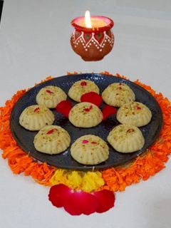 રજવાડી પેંડા (Rajwadi Peda Recipe In Gujarati) રેસીપી મુખ્ય ફોટો