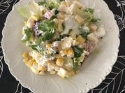 Una foto de ensalada lechuga y espinacas