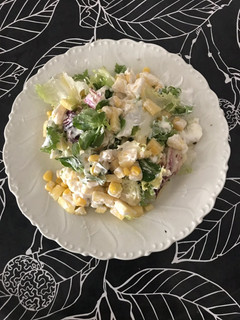 Una foto de Ensalada. (plato único,con postre incluido)