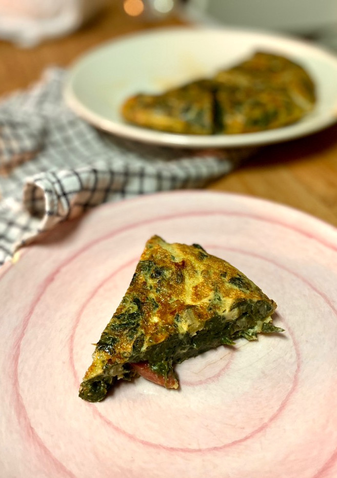 Una foto de Tortilla de acelgas con jamón muy fácil y rica en hierro