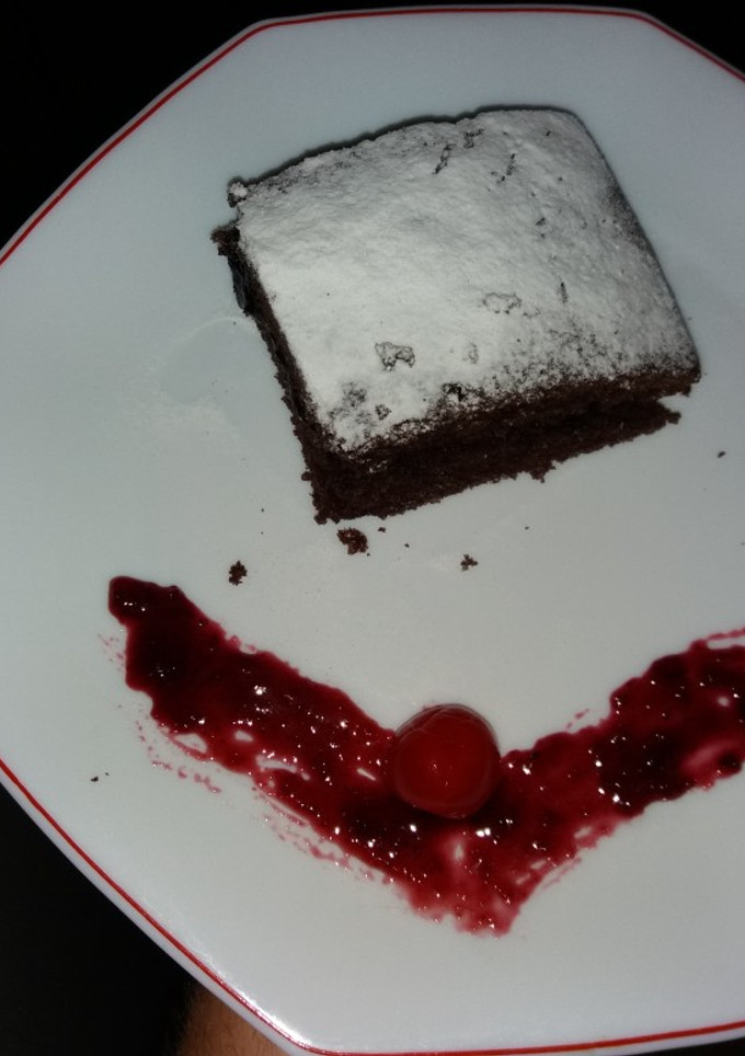 Una foto de Bizcocho de chocolate con mermelada de cereza o sólo