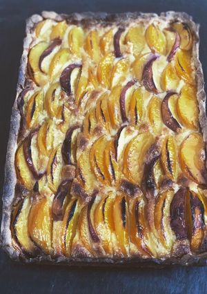Une photo de Tarte pêches crème bourdalou (frangipane pour moi) 🍑