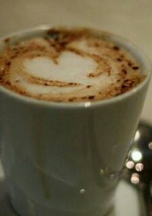 Una foto de Café con canela y leche ☕