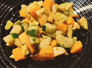 Une photo de Salade concombre, avocat et mangue