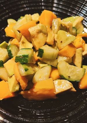 Une photo de Salade concombre, avocat et mangue