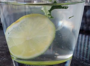 Una foto de Agua Saborizada de Limón y Menta