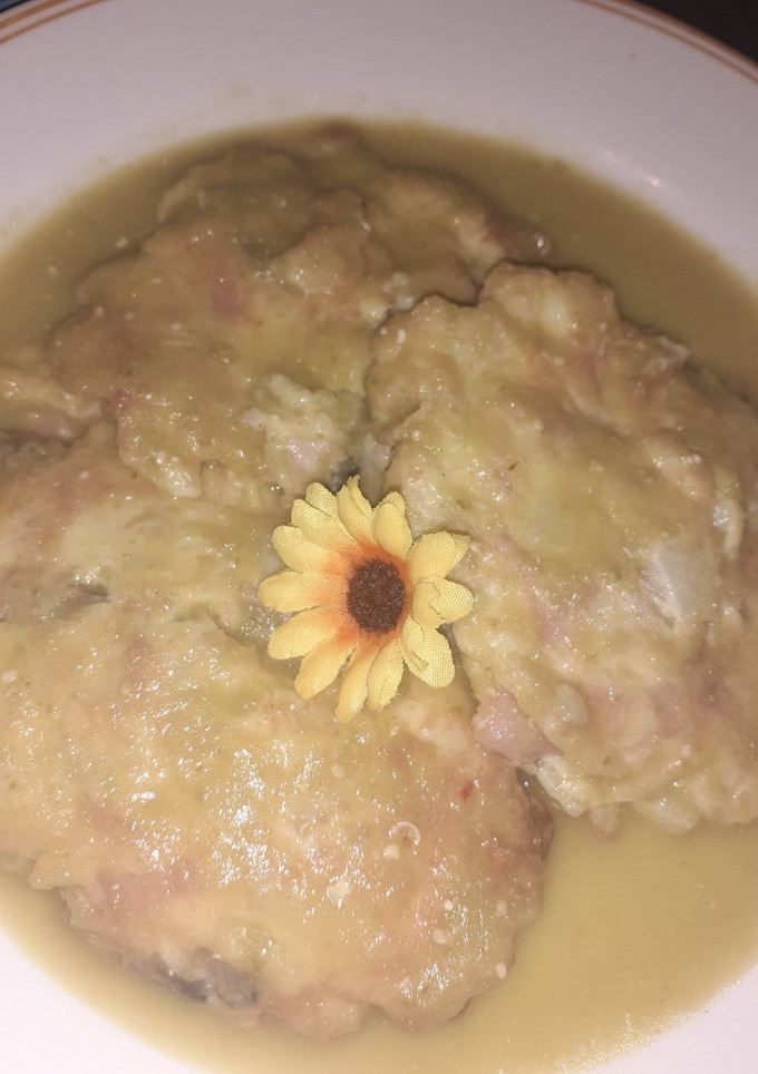 Una foto de Tortitas de huevo en salsa verde 1.0 🥚🌶️