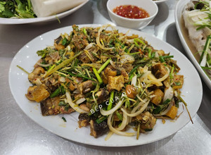 Hình của món Lươn đồng xào rau ngổ.