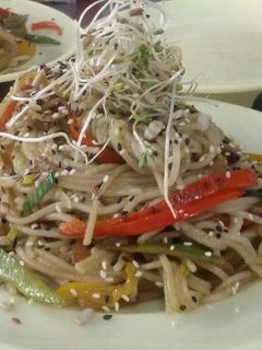Una foto de Fideos de arroz con vegetales al wok