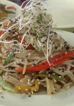 Una foto de Fideos de arroz con vegetales al wok