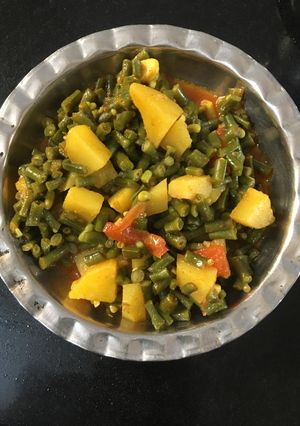 લીલી ચોળી બટેકા નું શાક (Lili Chori Bataka Shak Recipe In Gujarati) રેસીપી મુખ્ય ફોટો