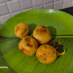 A picture of Gujarat Famous Lasaniya Batata Bhajiya / Stuffed Potato Bhajiya.
