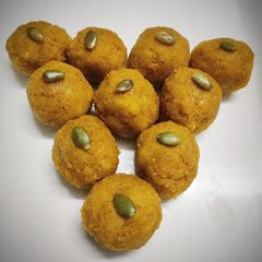 A picture of Semolina Ladoos.