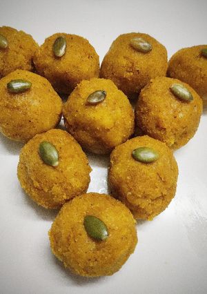 A picture of Semolina Ladoos.