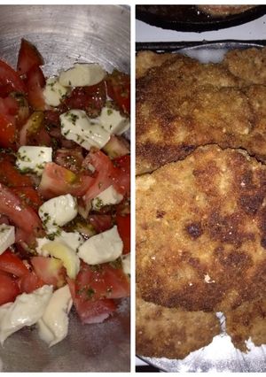Una foto de Hamburguesas/con ensalada de tomate, queso y orégano
