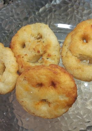Una foto de Intento de caritas de papas con cheddar😅(reutilizando puré)