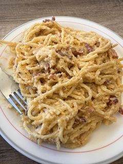 Una foto de Pasta a la carbonara tracional italiana