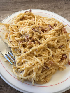 Una foto de Pasta a la carbonara tracional italiana