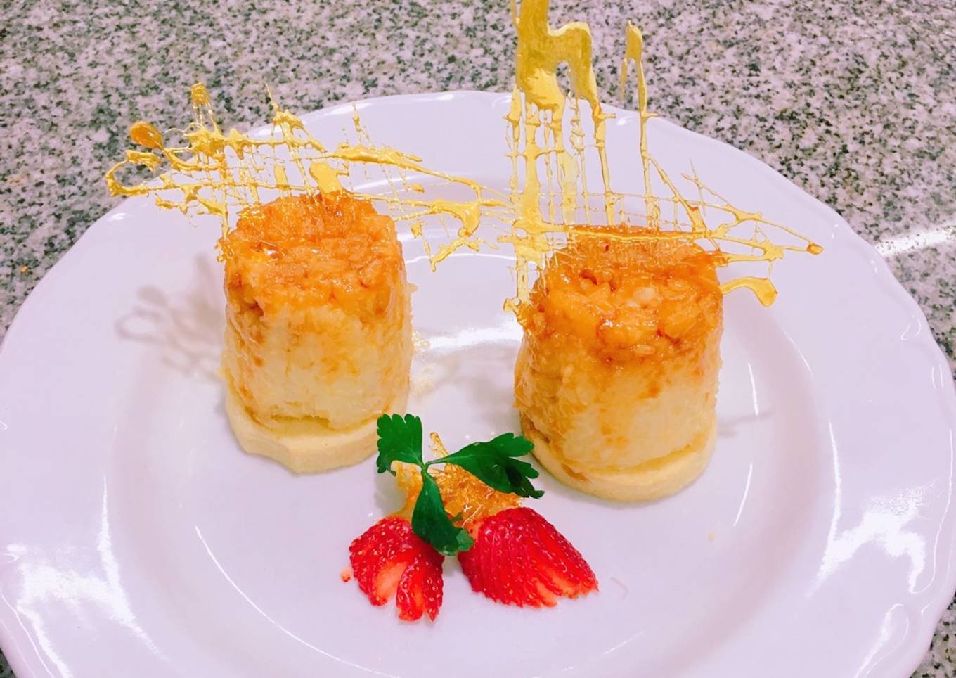 Arroz con leche y caramelo, cocido a baño María sobre masa quebrada